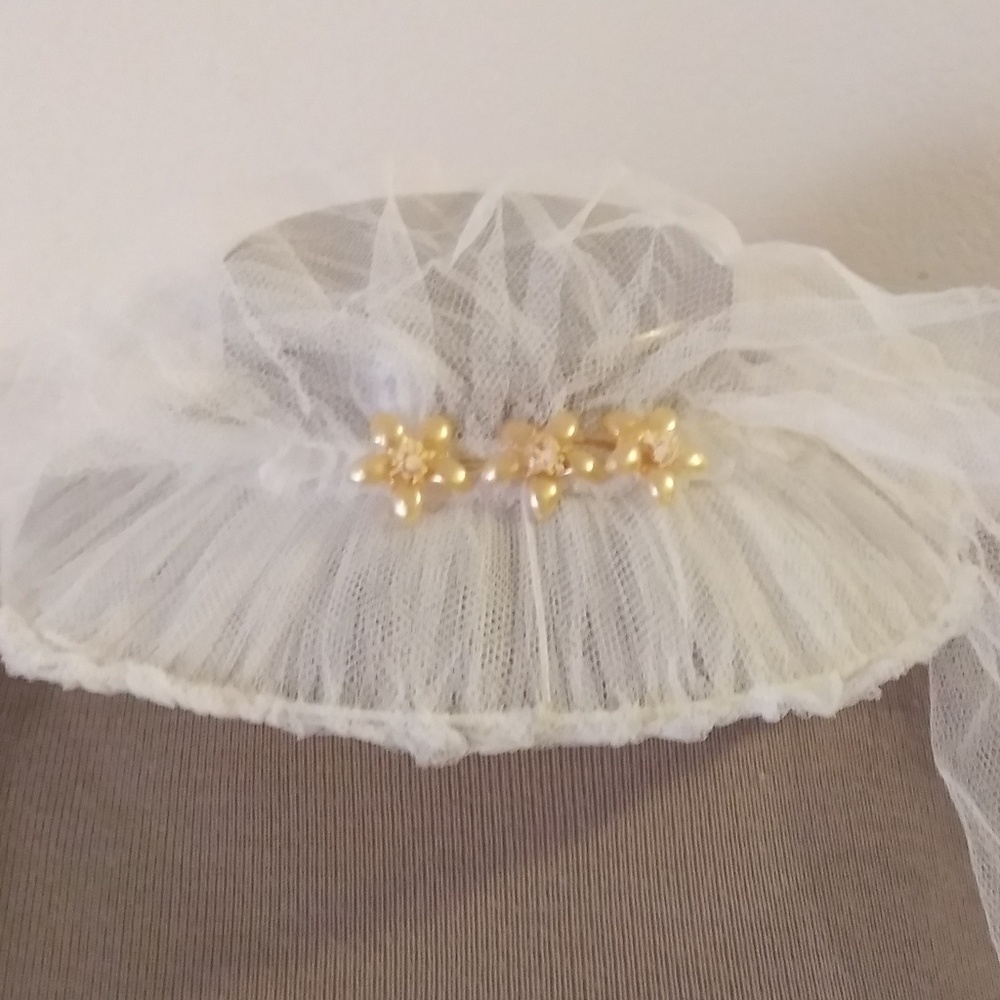 3/$20 CLOSET CLOSING VINTAGE IVORY WEDDING VEIL